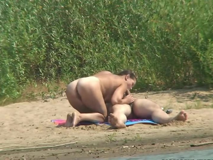 Реальный секс на пляже с толстухой прямо в воде